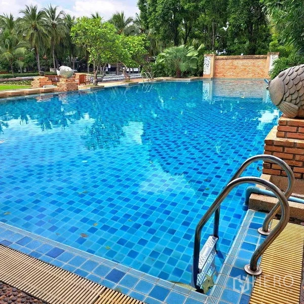 บ้าน ให้เช่าในPrawet, Bangkok - สระว่ายน้ำส่วนกลางกระเบื้องโมเสกสีน้ำเงิน พร้อมบันไดสแตนเลสและต้นไม้ร่มรื่น