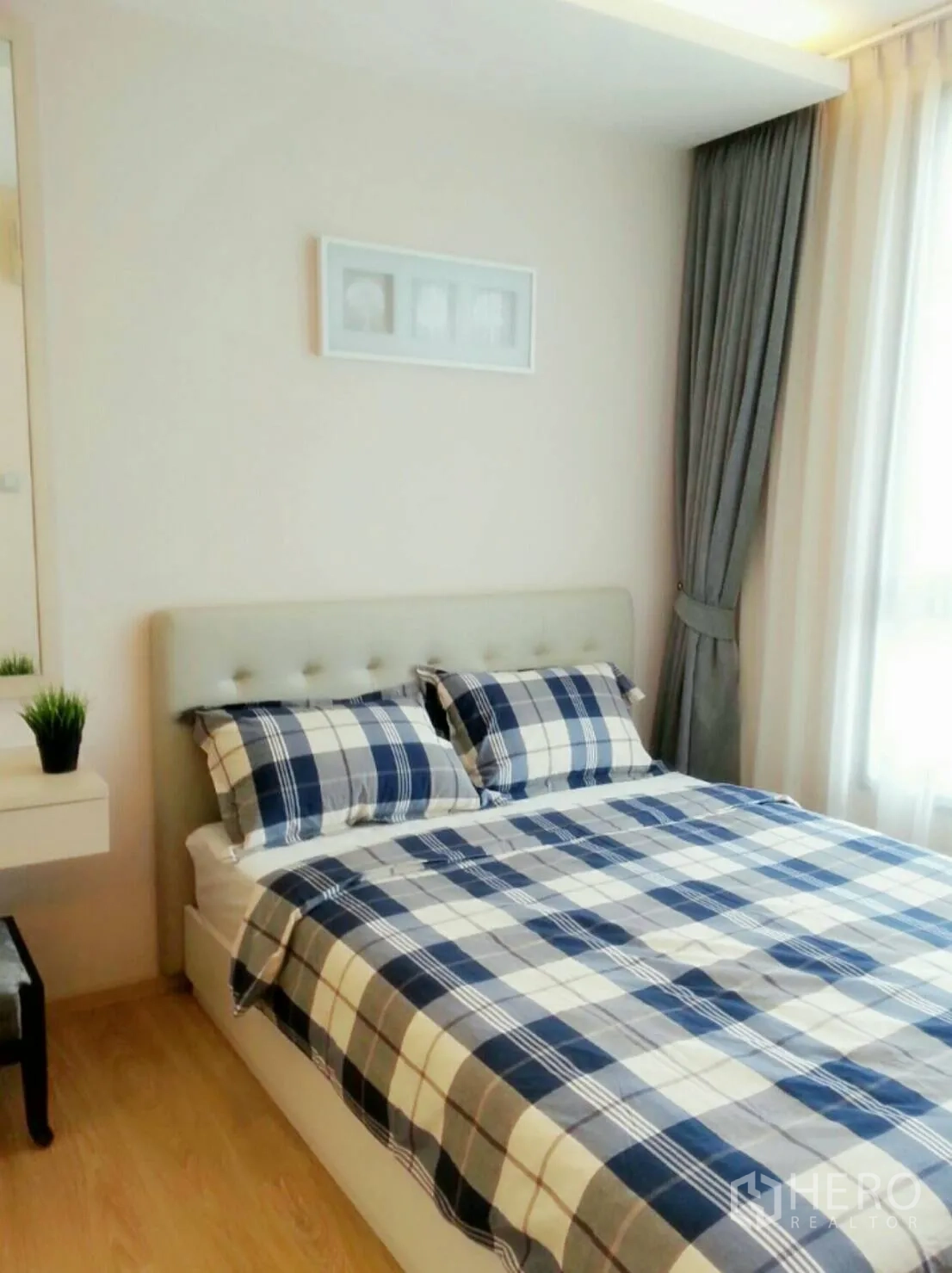 คอนโด ให้เช่าในWatthana, Bangkok - ห้องนอนสว่างพร้อมเตียงหัวบุ ชุดเครื่องนอนลายตาราง พื้นไม้ และผ้าม่านสูงจรดเพดาน