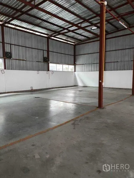 คลังสินค้า ให้เช่าในBang Kapi, Bangkok - ภายในโกดังโล่ง เพดานสูง โครงเหล็ก พื้นคอนกรีตขัดมัน