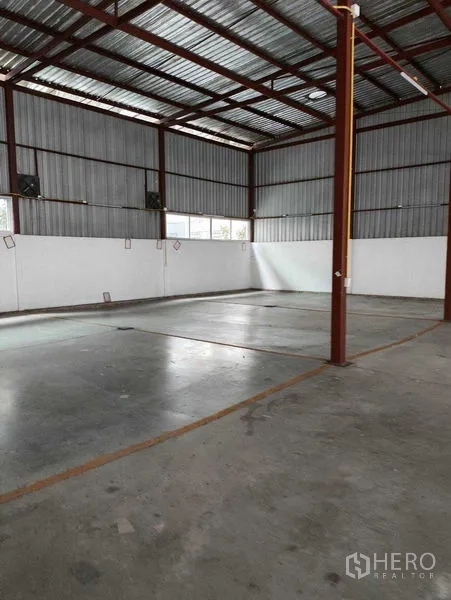 คลังสินค้า ให้เช่าในBang Kapi, Bangkok - ภายในโกดังโล่ง เพดานสูง โครงเหล็ก พื้นคอนกรีตขัดมัน