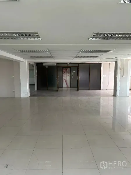 办公空间 出租在Din Daeng, Bangkok - 从室内望向玻璃入口门，天花配荧光灯。