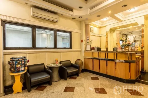 店屋 出租在Phaya Thai, Bangkok - 接待区配真皮座椅、空调与镜面前台。