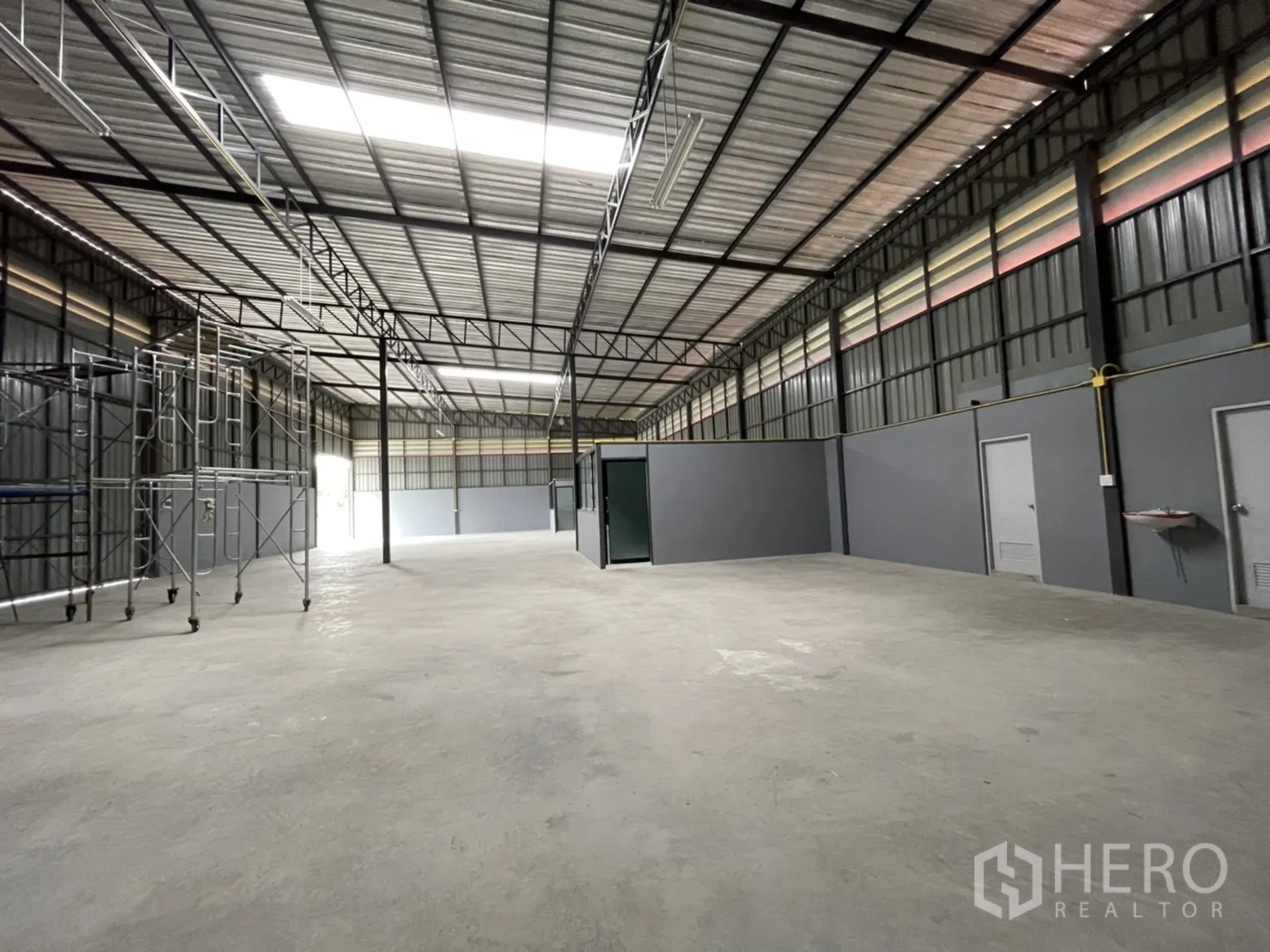 工厂 出租在Khlong Luang, Pathum Thani - 开放式工业大厅，强化混凝土地面，多扇服务门分布于墙面。