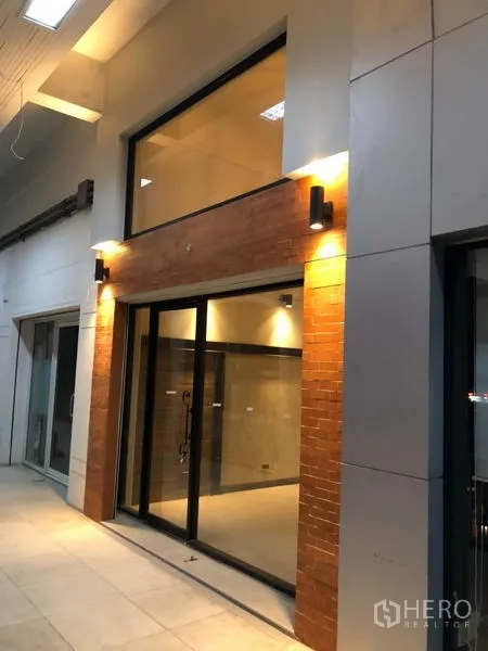 พื้นที่ขายปลีก ให้เช่าในWatthana, Bangkok - ประตูบานเลื่อนกระจก หน้าฟาซาดอิฐ พร้อมไฟติดผนังด้านหน้า