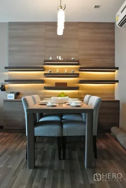 คอนโด ให้เช่าหรือขายในWatthana, Bangkok - มุมรับประทานอาหารโทนไม้ ผนังตกแต่งชั้นลอยไฟซ่อนและโคมแขวนในคอนโดกรุงเทพฯ