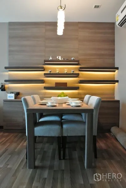 คอนโด ให้เช่าหรือขายในWatthana, Bangkok - มุมรับประทานอาหารโทนไม้ ผนังตกแต่งชั้นลอยไฟซ่อนและโคมแขวนในคอนโดกรุงเทพฯ