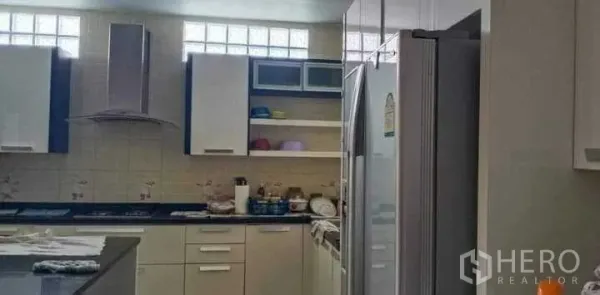 บ้าน ขายในPrawet, Bangkok - ครัวพร้อมผนังกระเบื้อง เตาและเครื่องดูดควัน ชั้นเก็บของ และตู้เย็นสองประตู