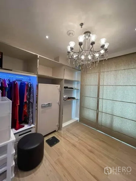 คอนโด ขายในPathum Wan, Bangkok - ห้องแต่งตัววอล์กอินพร้อมชั้นเก็บของเปิดโล่ง โคมระย้า และพื้นไม้