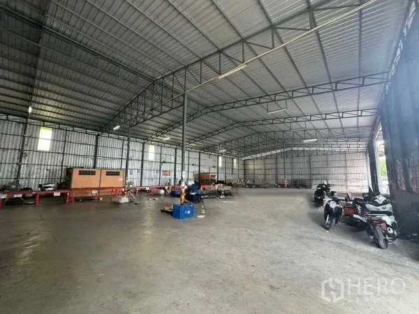 คลังสินค้า ให้เช่าในBang Kapi, Bangkok - ภายในโกดังโปร่ง หลังคาโครงเหล็กสูง พื้นคอนกรีต เหมาะเก็บสินค้า