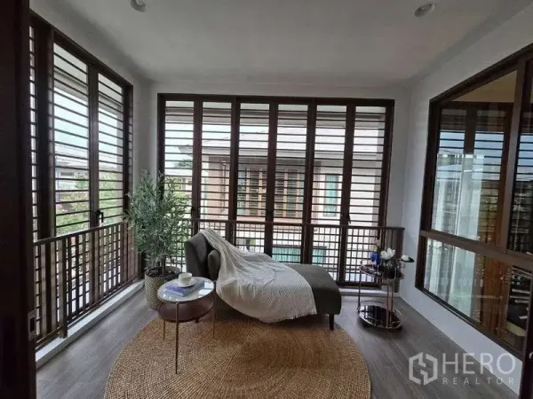 独立式住宅 出租在Bang Kapi, Bangkok - 封闭式日光阳台，整面百叶窗与躺椅。