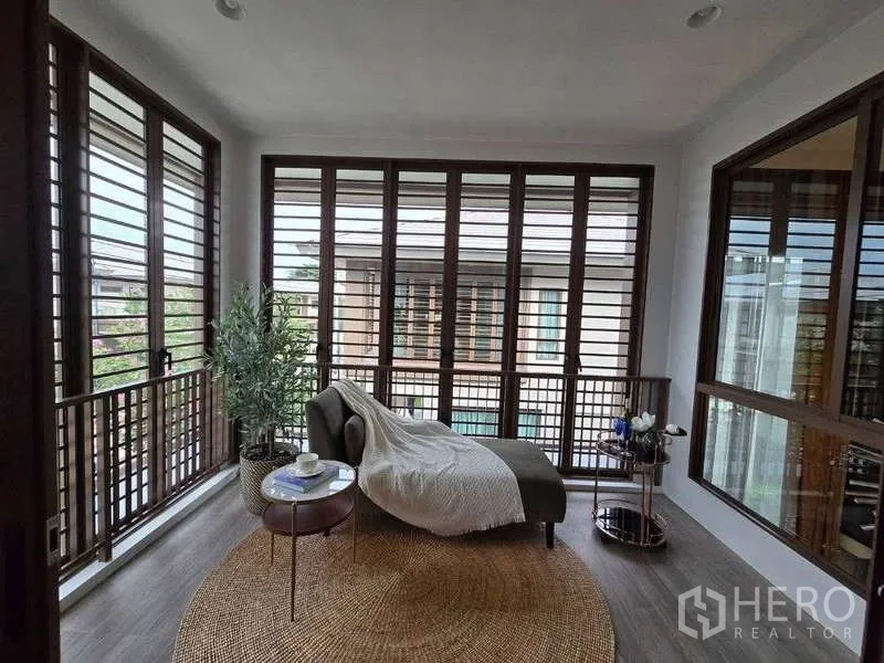 独立式住宅 出租在Bang Kapi, Bangkok - 封闭式日光阳台，整面百叶窗与躺椅。