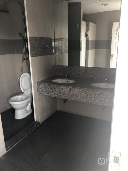 สำนักงาน ให้เช่าในWatthana, Bangkok - อ่างล้างมือคู่พร้อมกระจกบานใหญ่ข้างพื้นที่อาบน้ำ