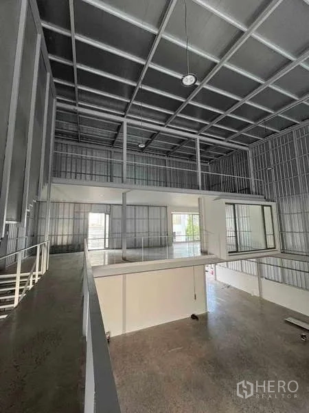 สำนักงานที่บ้าน ให้เช่าหรือขาย - สตูดิโอเพดานสูงสไตล์อุตสาหกรรม ผนังโลหะและห้องแขวนลอย