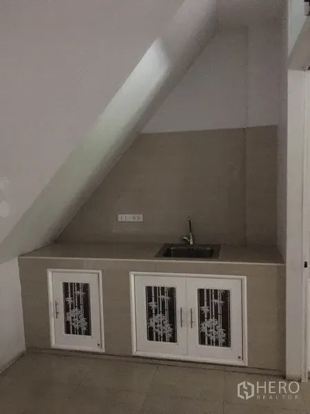 อาคารพาณิชย์ ให้เช่าในKhlong Toei, Bangkok - มุมครัวเล็กใต้บันไดพร้อมอ่างล้างมือและตู้เก็บของ