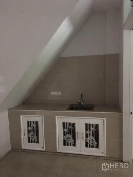 อาคารพาณิชย์ ให้เช่าในKhlong Toei, Bangkok - มุมครัวเล็กใต้บันไดพร้อมอ่างล้างมือและตู้เก็บของ