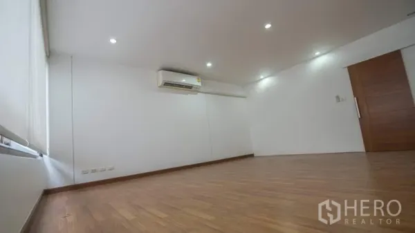 ทาวน์เฮาส์ ให้เช่าหรือขายในPhra Khanong, Bangkok - ห้องกว้างพื้นไม้ ติดไฟดาวน์ไลท์ และเครื่องปรับอากาศแบบติดผนัง