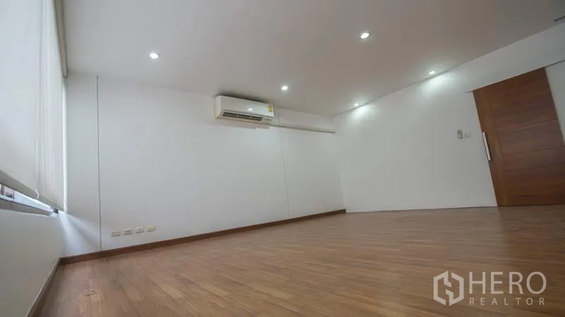 ทาวน์เฮาส์ ให้เช่าหรือขายในPhra Khanong, Bangkok - ห้องกว้างพื้นไม้ ติดไฟดาวน์ไลท์ และเครื่องปรับอากาศแบบติดผนัง