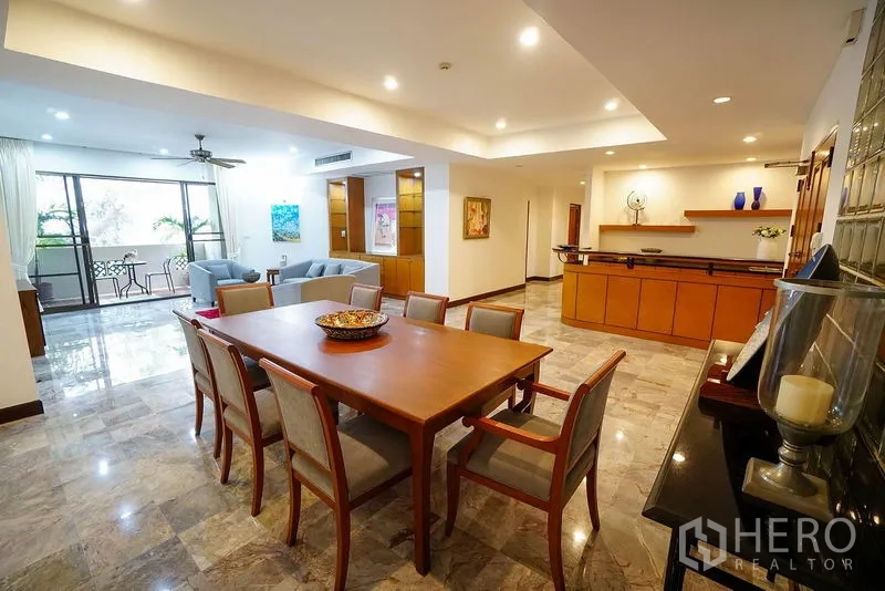 อพาร์ทเมนท์ ให้เช่าในWatthana, Bangkok - พื้นที่นั่งเล่นและรับประทานอาหารแบบเปิดโล่ง ปูพื้นหินอ่อน ไฟดาวน์ไลท์ และประตูเชื่อมสู่ระเบียง ใกล้พร้อมพงษ์.