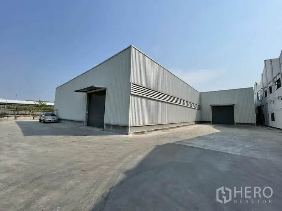 คลังสินค้า ให้เช่าในMueang Samut Prakan, Samut Prakan - โกดังผนังเมทัลชีทพร้อมประตูม้วนขนาดใหญ่และลานคอนกรีตกว้าง เหมาะสำหรับรถบรรทุก ใต้ท้องฟ้าโปร่ง