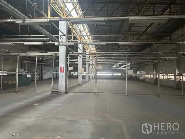 Factory for rent in Khlong Luang, Pathum Thani - Production hall with steel trusses and mesh partitions inside the factory