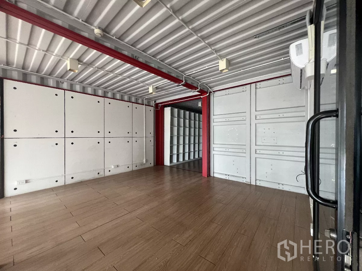 零售空间 出租在Watthana, Bangkok - 前厅设玻璃入口，工业风天花与木纹地砖。