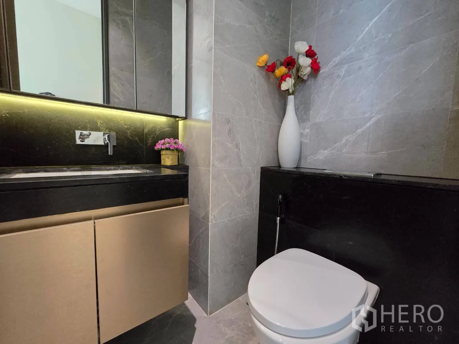 คอนโด for rent in Pathum Wan, Bangkok - ห้องน้ำผนังหินอ่อนสีเทา เคาน์เตอร์ไฟซ่อนและโถสุขภัณฑ์