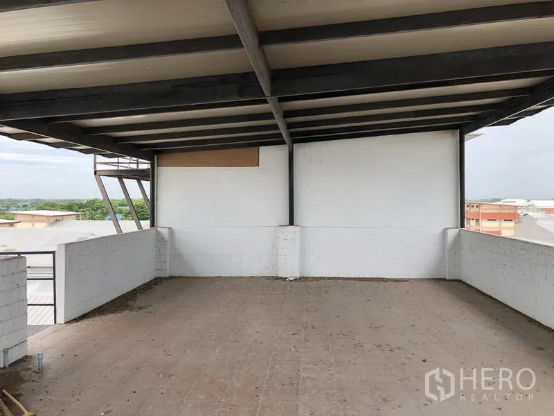 Warehouse for rent in Lat Lum Kaeo, Pathum Thani - Covered rooftop or mezzanine space with open sides and views over nearby buildings.