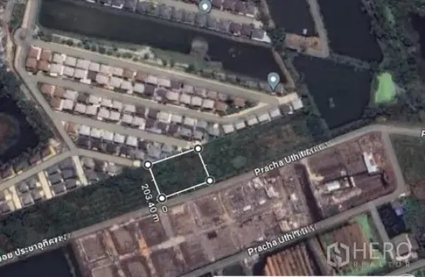Land for sale in Khlong Toei, Bangkok - Aerial map with plot boundaries marked next to housing estates and light industrial sites.