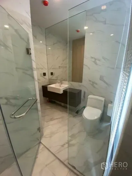 คอนโด ให้เช่าในWatthana, Bangkok - ห้องน้ำกรุหินอ่อน พร้อมห้องอาบน้ำกระจก โถสุขภัณฑ์ และอ่างล้างหน้า