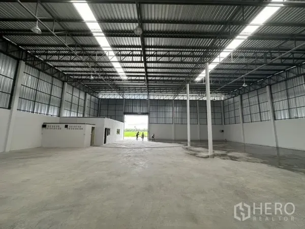 Warehouse for rent in Sai Noi, Nonthaburi - Warehouse bay facing a large loading door with natural light and high clearance.