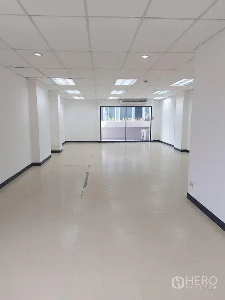 办公空间 出租在Pathum Wan, Bangkok - 采光良好的开放式办公室，吊顶与日光灯，滑动玻璃门引入自然光。