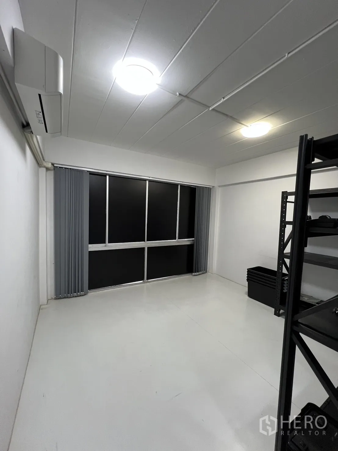 อาคารพาณิชย์ ให้เช่าหรือขายในWatthana, Bangkok - ห้องเรียบง่าย หน้าต่างบานใหญ่ แอร์ และมู่ลี่แนวตั้ง