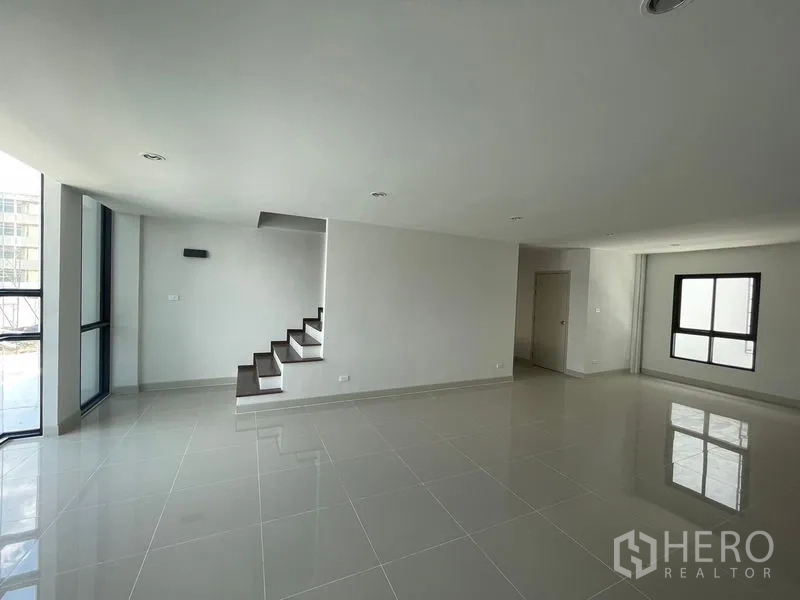 สำนักงานที่บ้าน ให้เช่าในBang Khen, Bangkok - พื้นที่เปิดโล่งพร้อมบันไดและช่องแสงขนาดใหญ่ เหมาะจัดเป็นออฟฟิศ