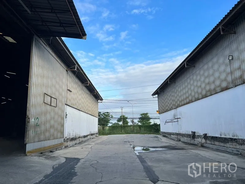 คลังสินค้า ให้เช่าในBang Sao Thong, Samut Prakan - ลานถนนระหว่างโกดังสองหลัง รองรับรถบรรทุกเข้าออกและกลับรถ ใกล้ถนนบางนา–ตราด