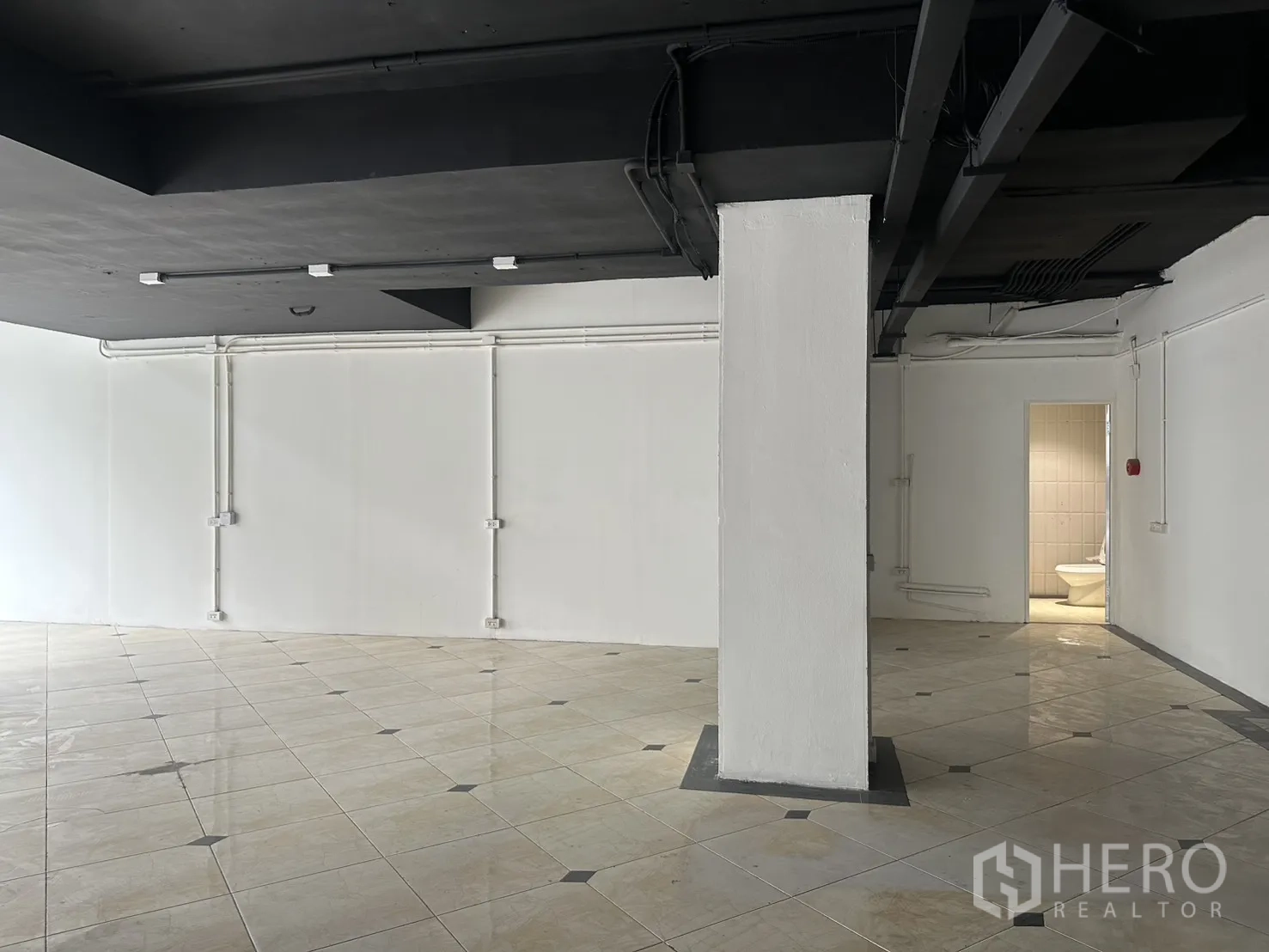 零售空间 for rent in Pathum Wan, Bangkok - 店内立柱区，旁有通往卫生间的门