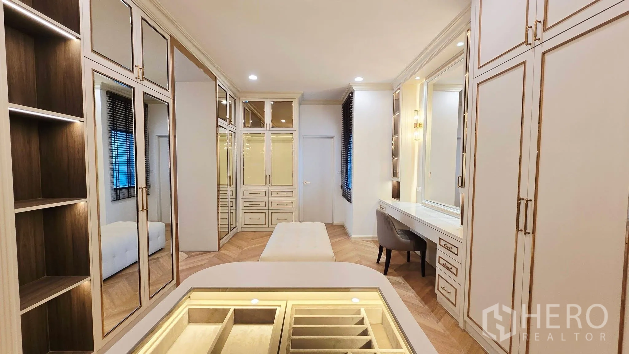 Detached House for rent in Prawet, Bangkok - Dressing room with vanity, storage drawers and display shelves.