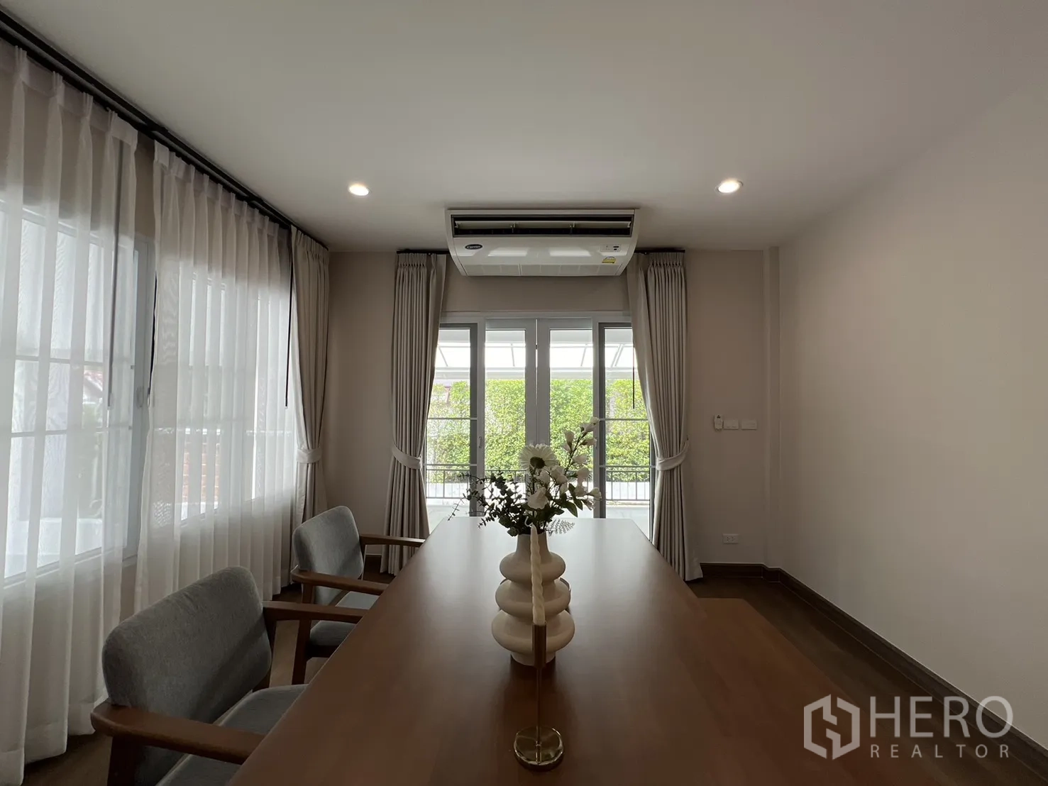 独立式住宅 出租在Mueang Samut Prakan, Samut Prakan - 现代室内厨房，中岛台与吊灯、嵌入式柜体。