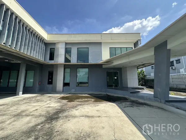Home Office for rent in Prawet, Bangkok - Entrance canopy and glass door of the home office with concrete driveway.