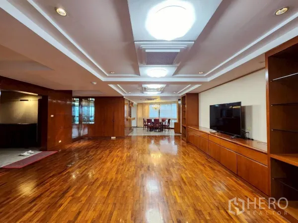 คอนโด ให้เช่าในKhlong Toei, Bangkok - โถงรับแขกเชื่อมพื้นที่ทานอาหาร ตู้ไม้บิวท์อิน และฝ้าหลุมพร้อมไฟสว่างบนพื้นไม้เงางาม