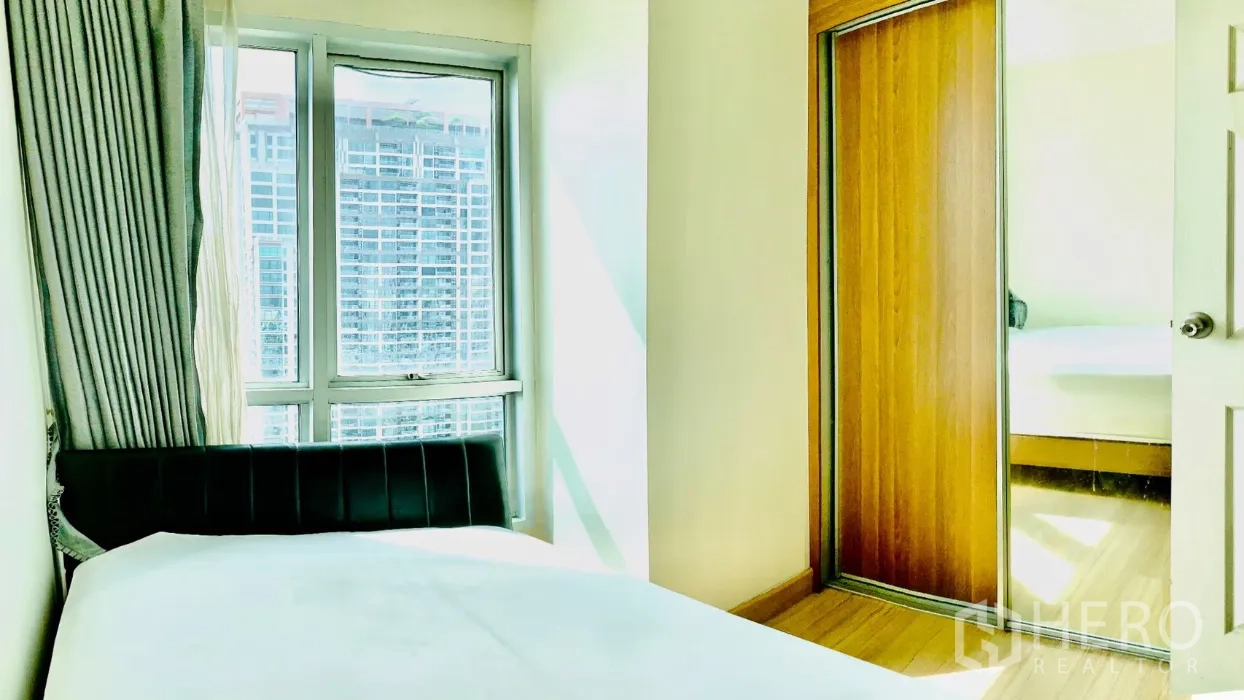 公寓 出租在Bang Rak, Bangkok - 采光充足的次卧，转角窗享城市景，镜面推拉衣柜。