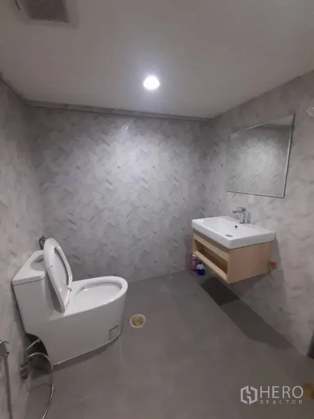 店屋 出租在Khlong Toei, Bangkok - 翻新卫浴，灰色瓷砖，坐便器与洗手台