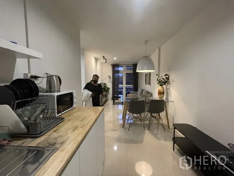 สำนักงานที่บ้าน ให้เช่าหรือขายในWatthana, Bangkok - แพนทรี่ครัวแบบเปิด พร้อมท็อปไม้ อ่างล้างจาน และชุดรับประทานอาหาร