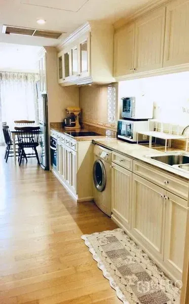 คอนโด ให้เช่าในKhlong Toei, Bangkok - ครัวแบบแกลลีย์ ตู้สีขาว เคาน์เตอร์ ซิงก์ เครื่องซักผ้า และเครื่องใช้ไฟฟ้า ต่อเนื่องสู่มุมรับประทานอาหาร