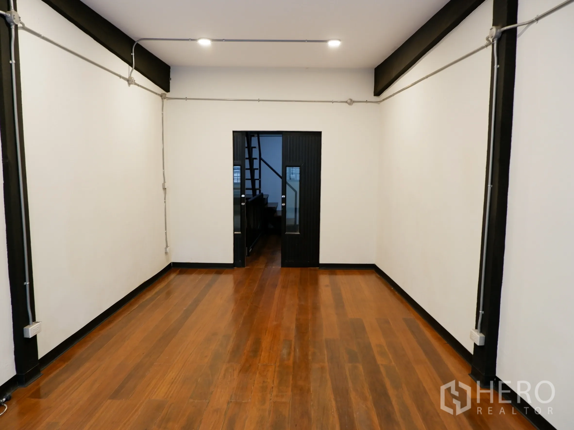 สำนักงานที่บ้าน ขายในBang Rak, Bangkok - ห้องทำงานชั้นบน พื้นไม้จริงขัดเงา เดินท่อไฟฟ้าโชว์แนว