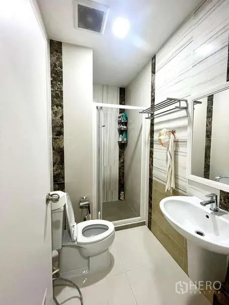 ทาวน์เฮาส์ ให้เช่าหรือขาย - ห้องน้ำสะอาด แยกโซนอาบน้ำแบบกั้น พร้อมโถสุขภัณฑ์และอ่างล้างหน้า