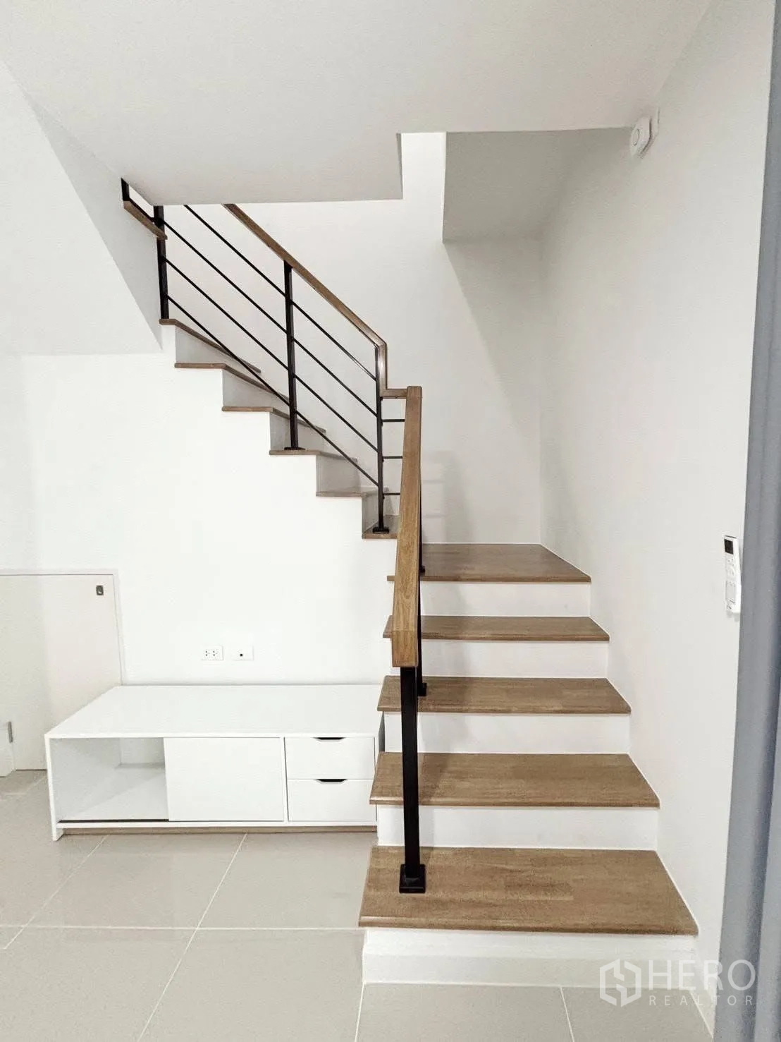 联排别墅 for rent in Bang Phli, Samut Prakan - 现代楼梯，木踏步与黑色金属扶手，楼梯下收纳柜