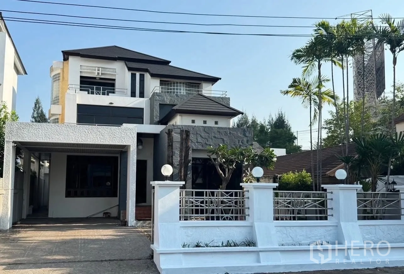 บ้านเดี่ยว for rent in Suan Luang, Bangkok - บ้านเดี่ยวสามชั้นสไตล์โมเดิร์น พร้อมรั้วสีขาว ต้นไม้จัดสวน และโรงจอดรถในร่ม