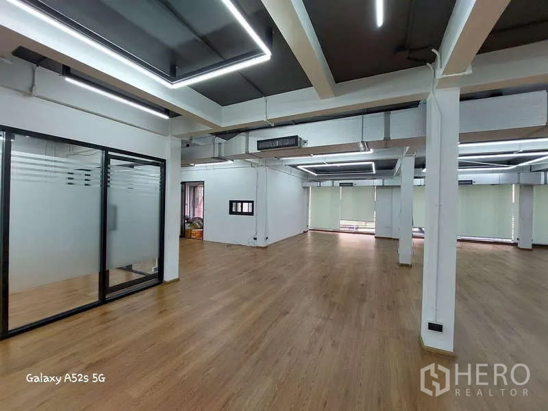 สำนักงาน ให้เช่าในKhlong Toei, Bangkok - โซนสำนักงานมุมมองไปยังห้องประชุมกระจกฝ้า และท่อแอร์แบบฝ้าเปิด.