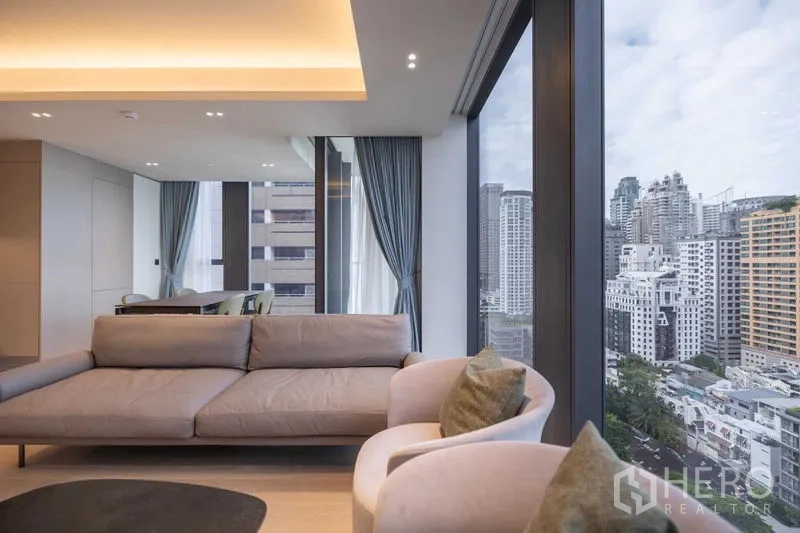 คอนโด ให้เช่าในPathum Wan, Bangkok - ห้องนั่งเล่นมุมอาคาร กระจกบานใหญ่รอบด้าน วิวเมืองกว้าง