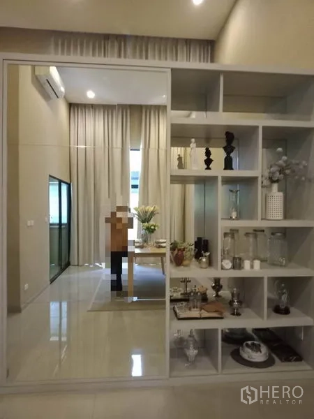 ทาวน์เฮาส์ ให้เช่าหรือขายในSuan Luang, Bangkok - ชั้นบิลท์อินพร้อมบานเลื่อนกระจกเงา สะท้อนภาพพื้นที่รับประทานอาหาร